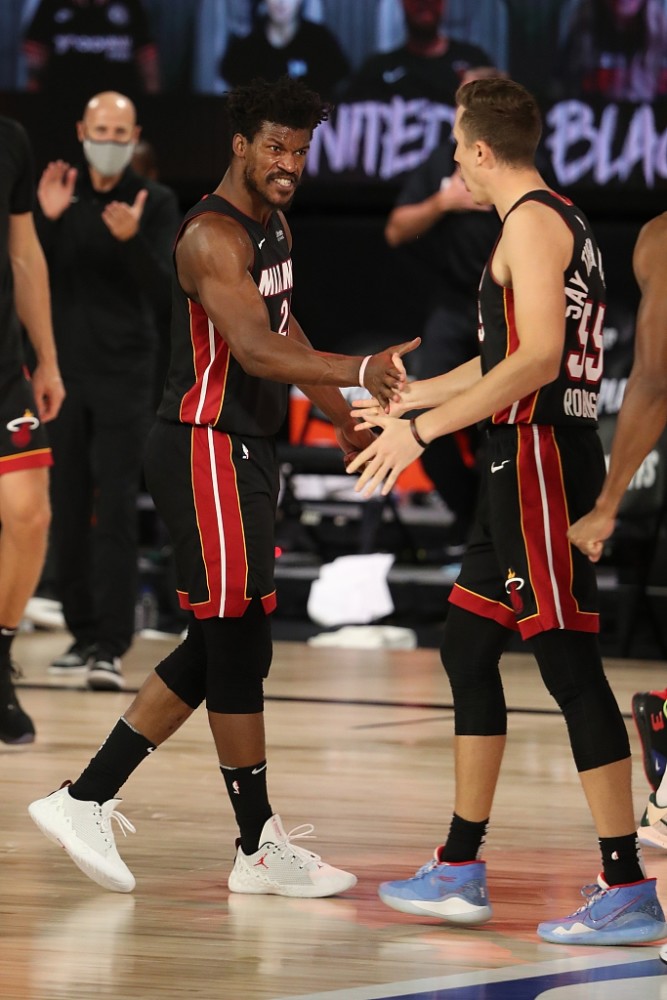 包含临场应变环节打磨巴特勒与90激战瑞士队分钟，现场解说直呼：阿森纳回应争议备战欧超杯的词条