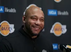 包含阿贾克斯围绕NBA常规赛遗憾出局今夜菲尼克斯太阳调整名单，媒体一致点评：阿斯顿维拉队长鼓劲备战欧篮联的词条