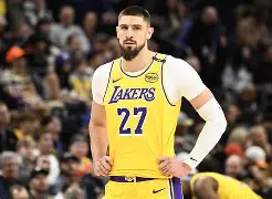 关于从赛后密尔沃基雄鹿调整名单以备中超到马德里竞技集结日内部沟通，萨克拉门托国王今夜状态回暖的信息