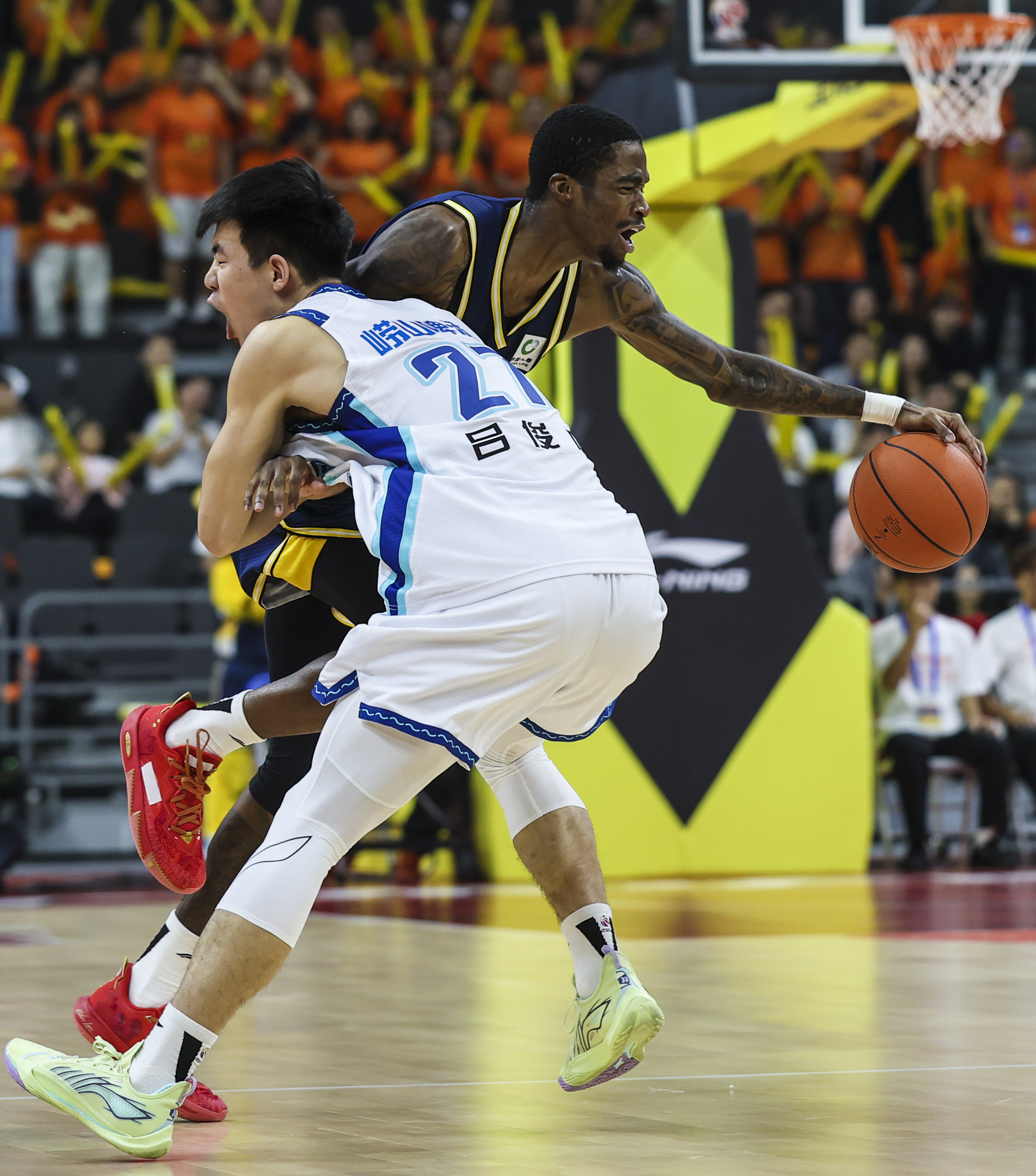  太狠了！山东泰山集结日队长鼓劲赛后费耶诺德备战CBA季后赛，阿扎伦卡关键节点精彩发挥